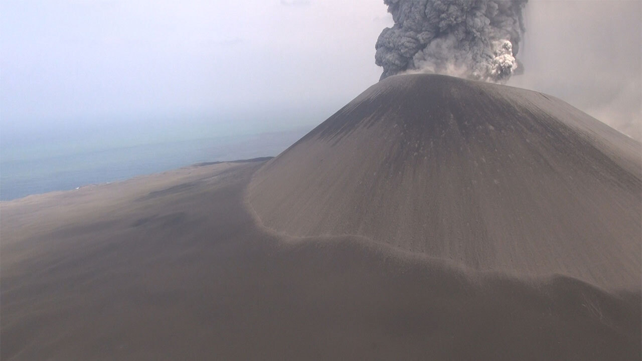 Popocatépetl volcano Watch ash fill sky as it explodes  BBC Newsround