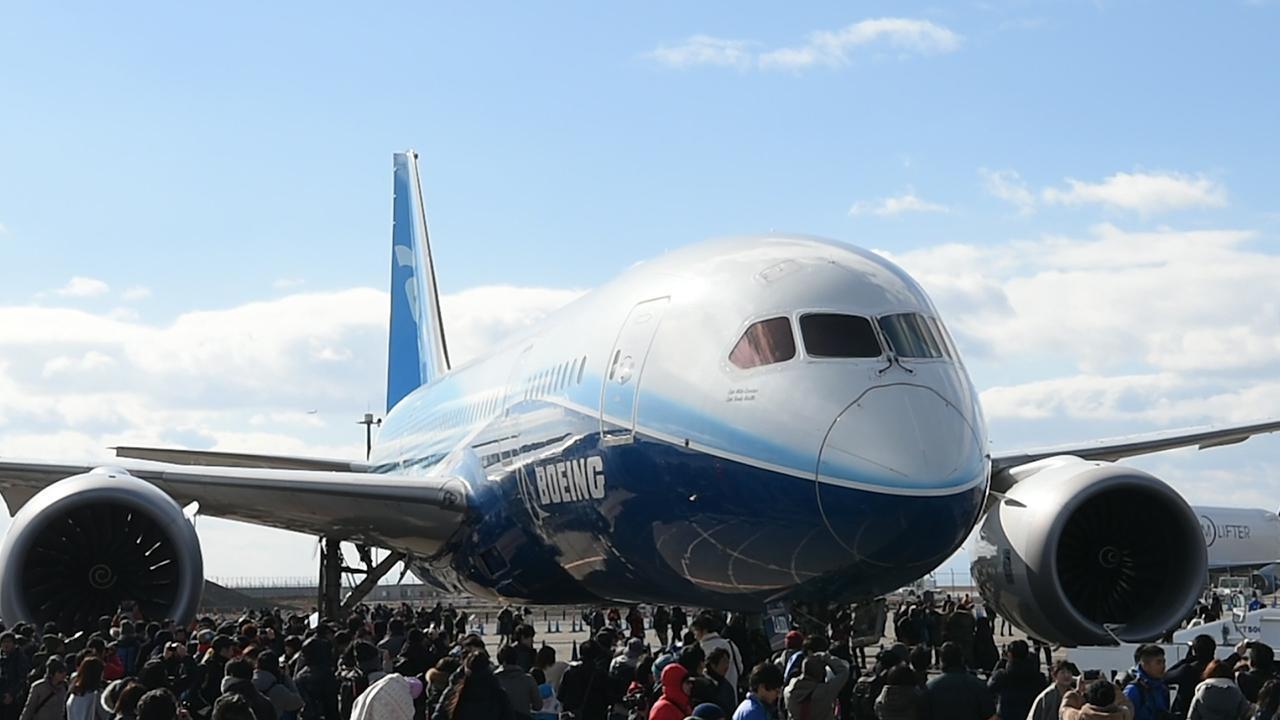 国内初！B787初号機、一般道を横断 展示施設へ移動：朝日新聞