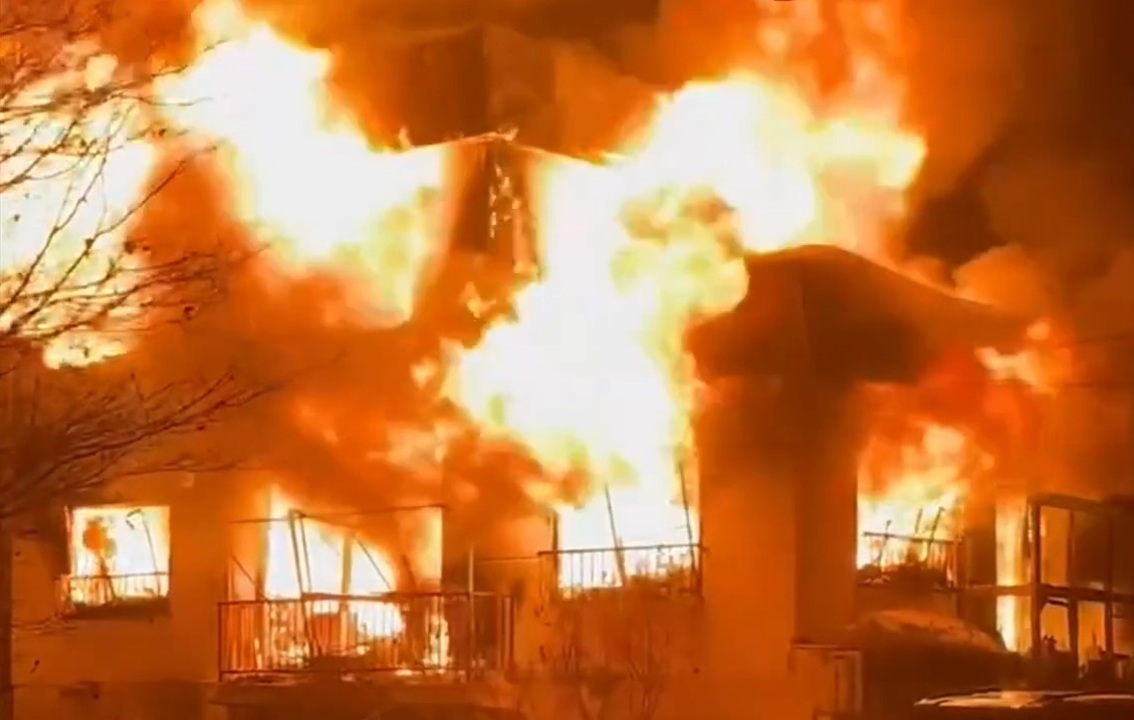 窓から噴き出す真っ赤な炎と爆発音