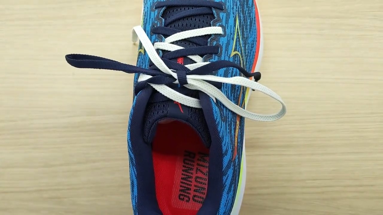 靴紐のほどけにくい結び方は？スポーツごとのシューズの紐の通し方や 