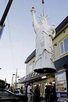自由の女神像」つり上げられ撤去（動画）：北海道新聞デジタル