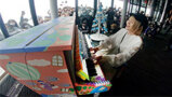 雲海テラスでピアノ奏でて　ハラミちゃんも登場　星野リゾートトマム