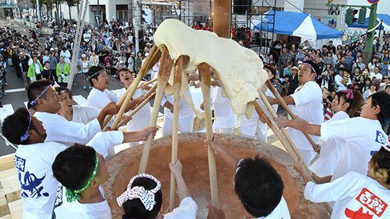 巨大な臼で豪快餅つき 岩見沢（動画）：北海道新聞デジタル