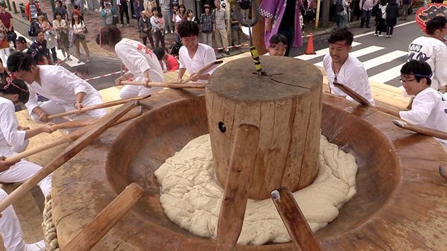 2年ぶりの「大臼餅つき」 いわみざわ百餅祭り（動画）：北海道新聞 