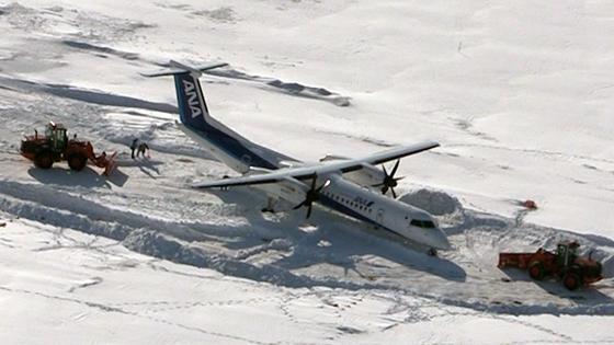 新千歳空港で全日空機が滑走路外れる 乗客乗員25人けがなし（動画