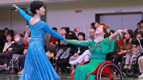 華やか車いすダンス 札幌「ハーモニー」設立15周年祝う（動画 
