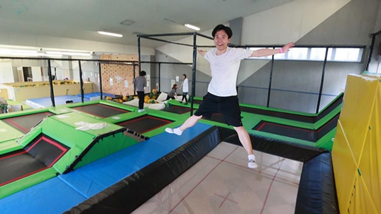 トランポリンでバック宙 記者が挑戦（動画）：北海道新聞デジタル