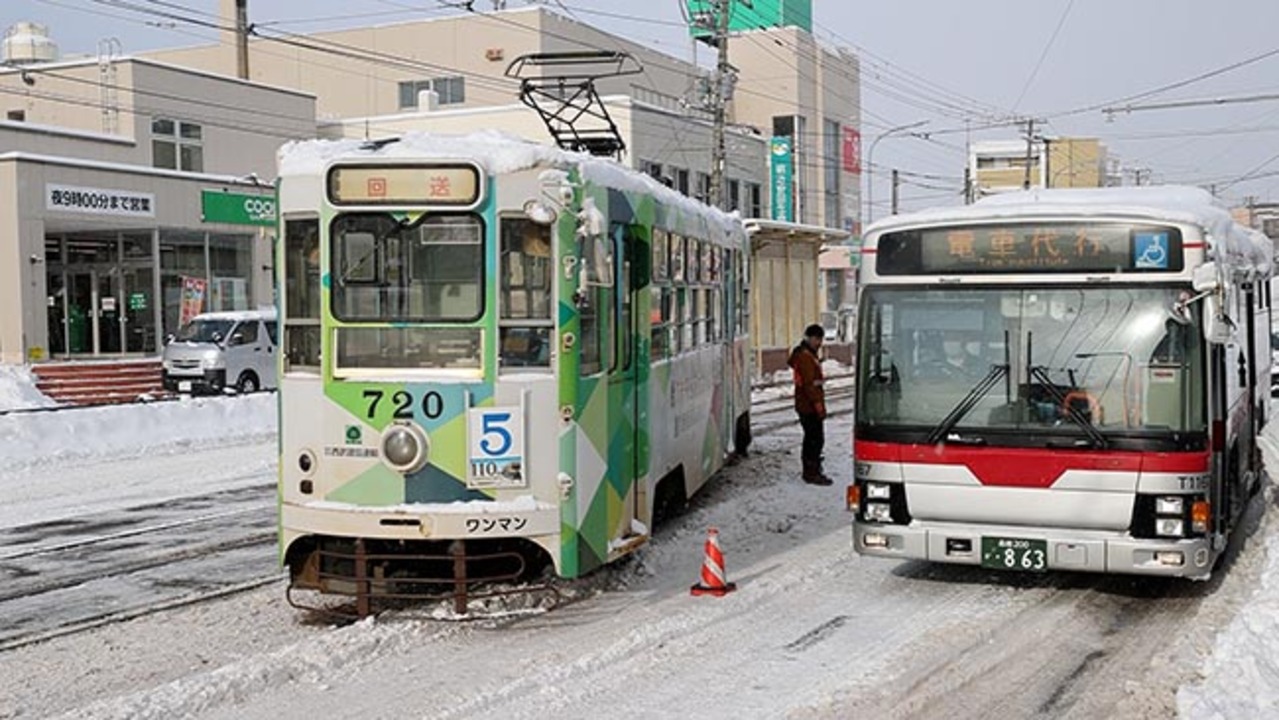 函館市電が脱線　運休区間で代行バス運行　積雪が影響か