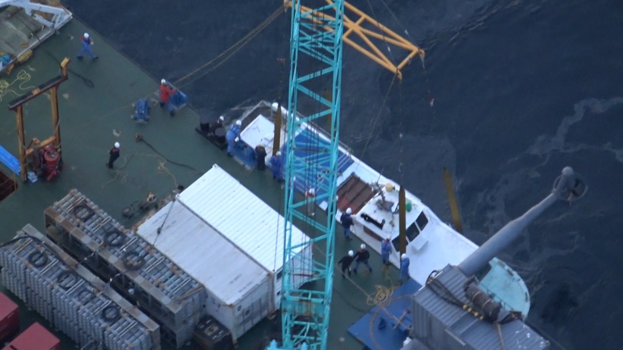 海面上に船体現す 知床の観光船沈没事故（動画）：北海道新聞デジタル