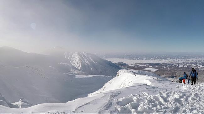 流れる噴煙 白銀の世界 十勝岳連峰（動画）：北海道新聞デジタル