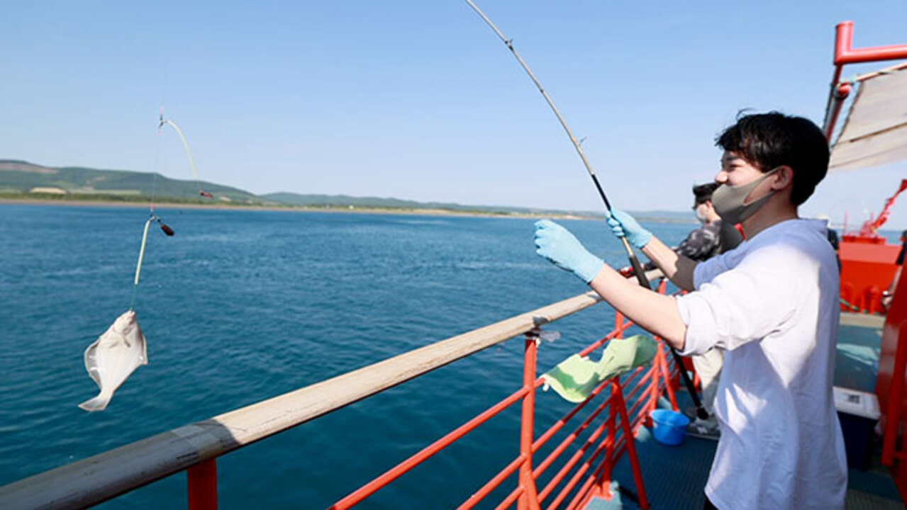 ガリンコ号からマガレイ狙う 夏季運航 釣りクルーズ始まる 北海道新聞 どうしん電子版