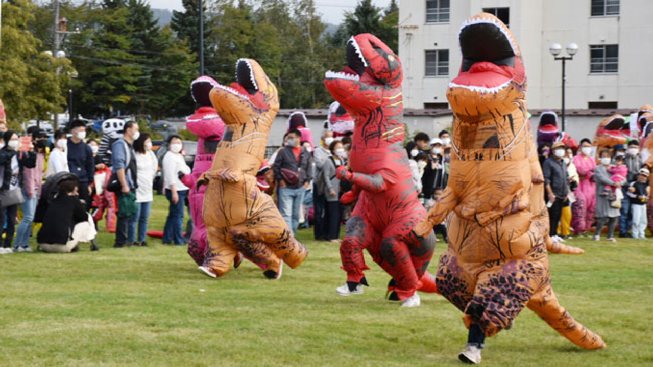 ティラノサウルス激走 奈井江で着ぐるみレース（動画）：北海道新聞デジタル