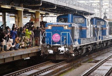 万感乗せ札幌終着 寝台特急トワイライト 26年の歴史に幕（動画