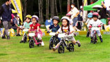 緑のコースを子どもたち疾走　富良野でキックバイク大会