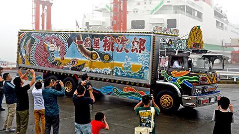 トラック野郎「一番星号」39年ぶり北海道に上陸（動画）：北海道新聞