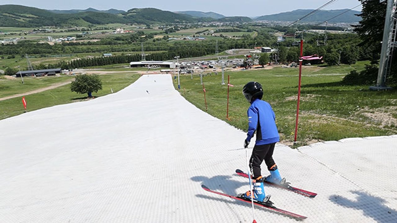 真夏でもスキー滑走 道内最大級 遠軽・ロックバレーに樹脂ゲレンデ 