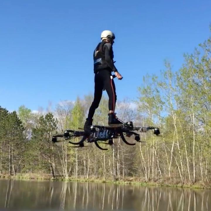 安定飛行を実現したホバーボート「Omni hoverboard」 - bouncy