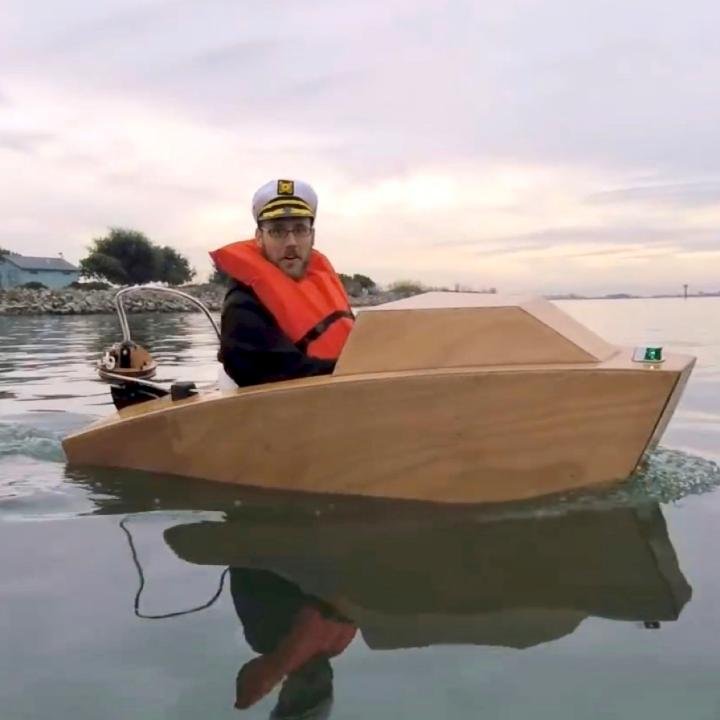 あこがれの船長になれる！完全1人乗りの電動ボート「Mini Boat 