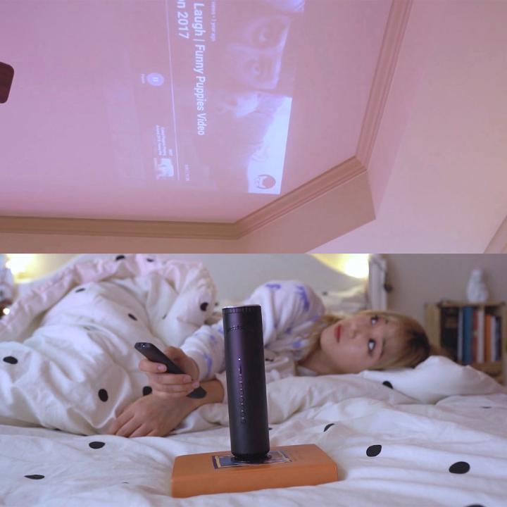 寝転んでも座っても！ 首が変形するモバイルプロジェクター