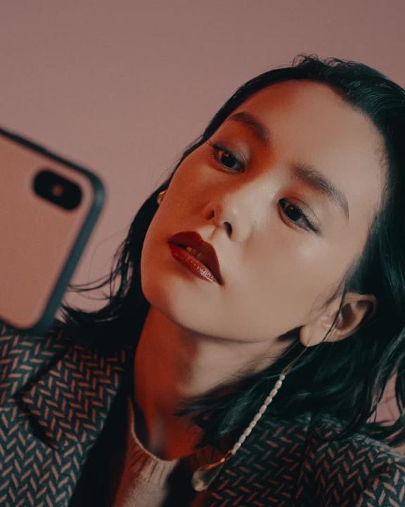 Fall into Elegance 紅葉を纏った、センシュアルな唇。｜VOGUE JAPAN