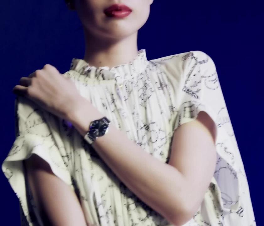 戸田恵梨香が纏う、聖夜の時間。｜ファッション・ビューティー・セレブ