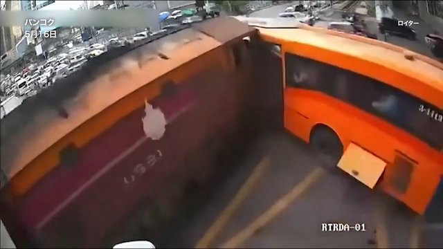 バンコクで列車とバスなど衝突　8人死亡、複数車両巻き込み炎上