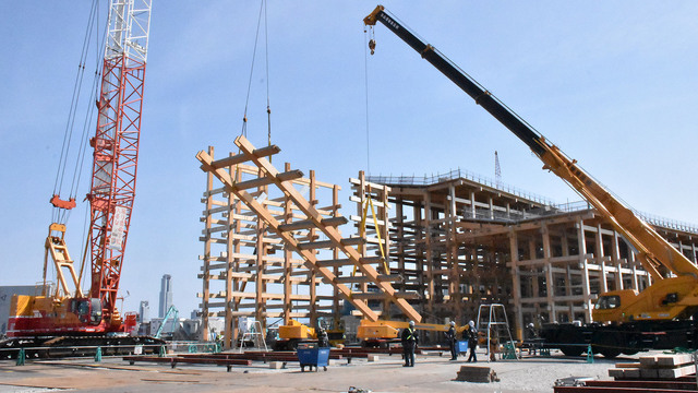 万博大屋根リング、手作業交え丁寧に解体　再活用へ現場公開