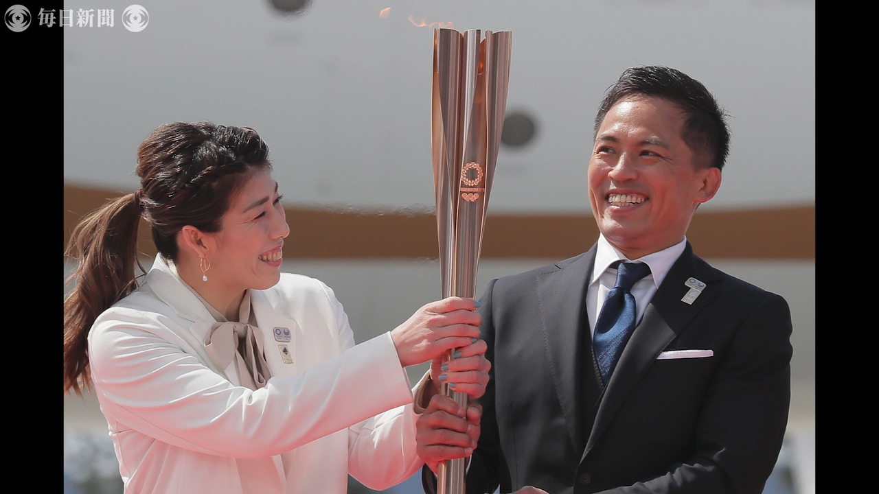 東京オリンピック聖火が宮城・空自松島基地に到着 26日、福島 東京オリンピック聖火が宮城・空自松島基地に到着 26日、福島