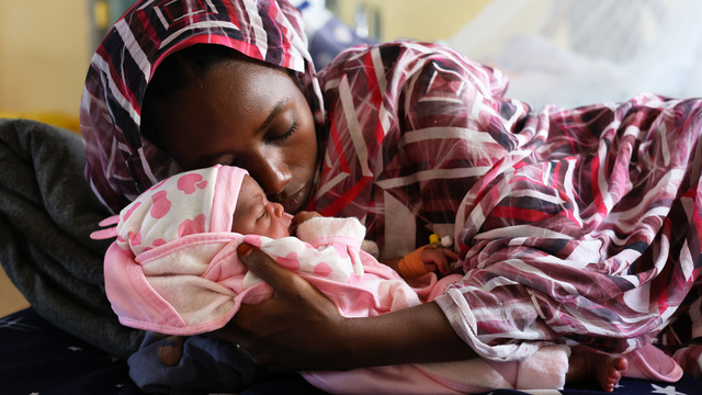 避難先で授かった命「希望の光、でも私は」　スーダン難民夫婦の苦悩