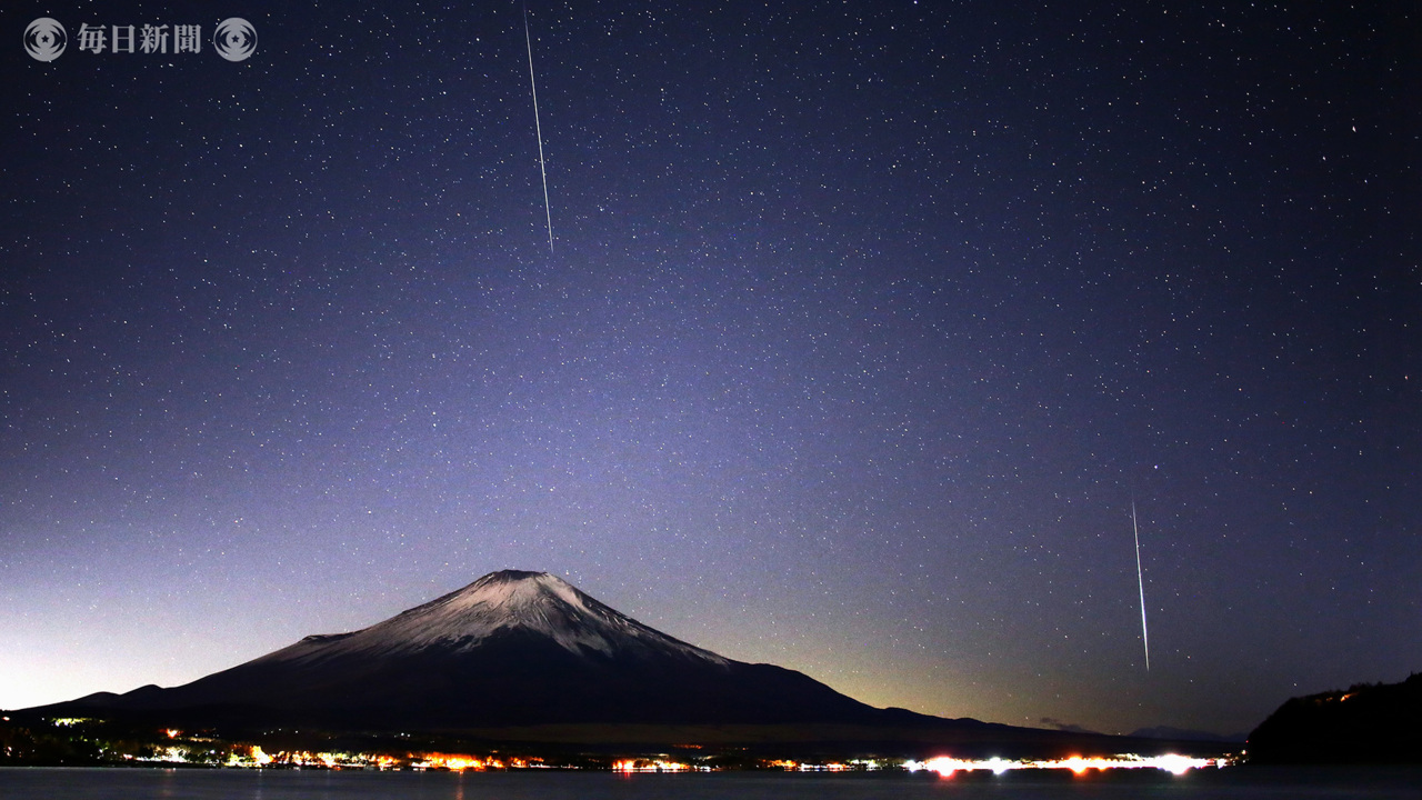 ふたご座流星群 ： 富士山上空　流れ星多数