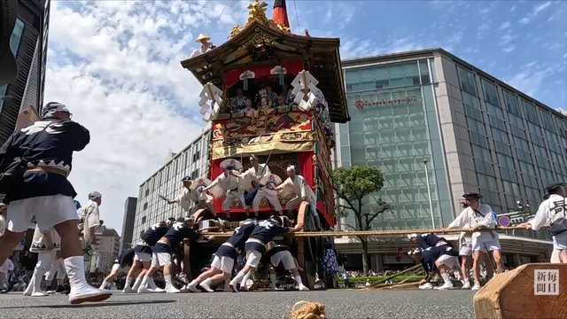 「コンチキチン」夏空に響く　祇園祭の前祭、山鉾巡行始まる