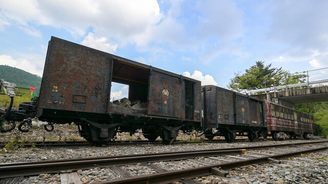 四つの連結器と貨物室の砕石　「cワフ0形」が歩む歴史　鉄道車両紀行