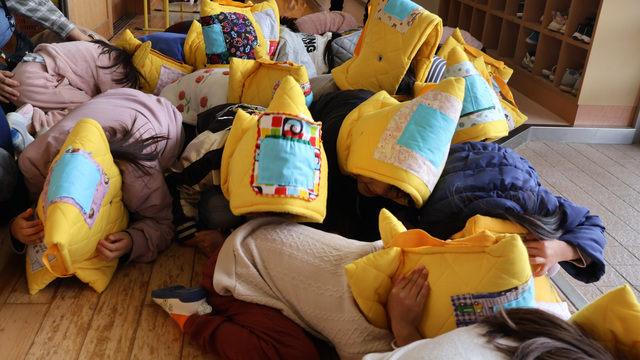 “だんごむし”で身を守る　東日本大震災から15年で一斉防災訓練