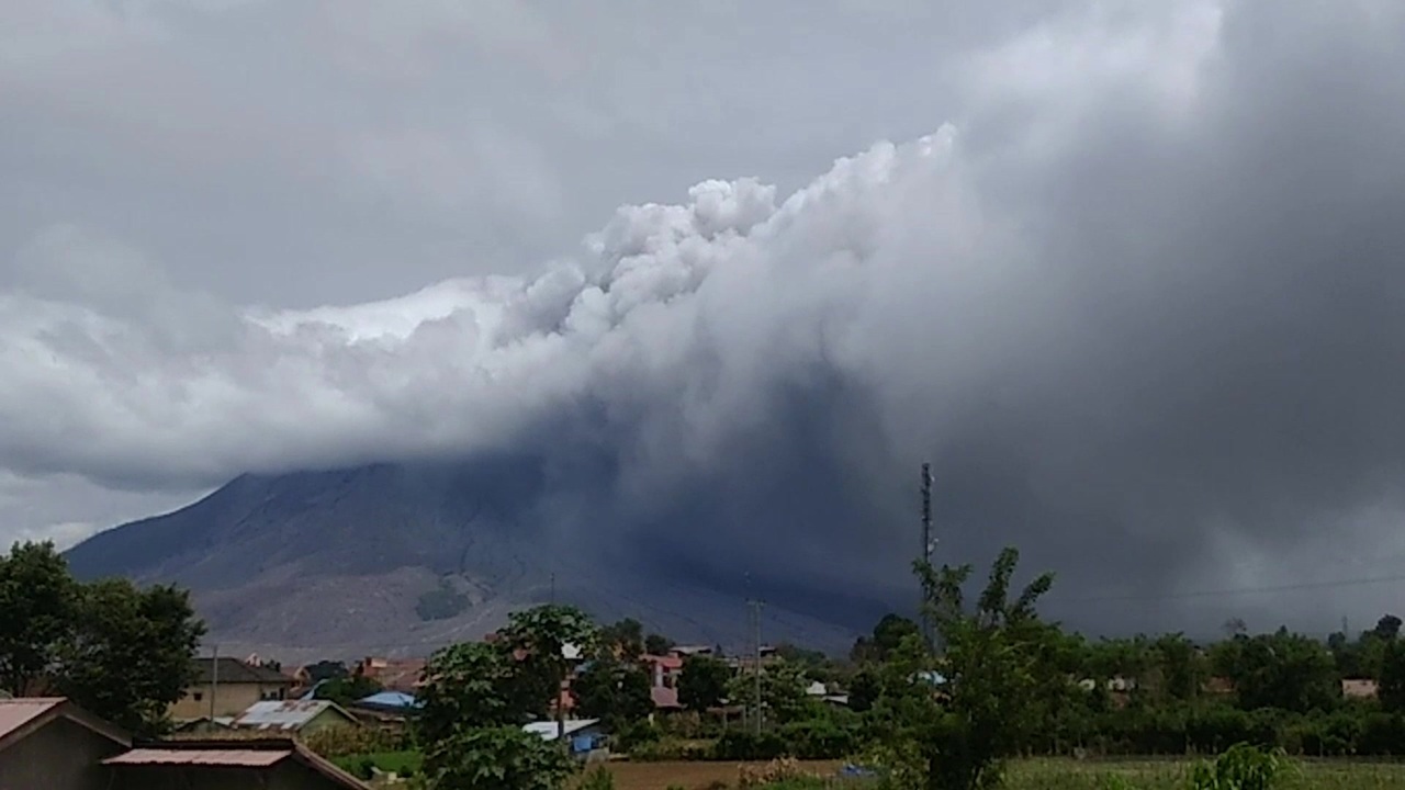 動画 インドネシアのシナブン山が噴火 噴煙5000メートルに 写真1枚 国際ニュース Afpbb News