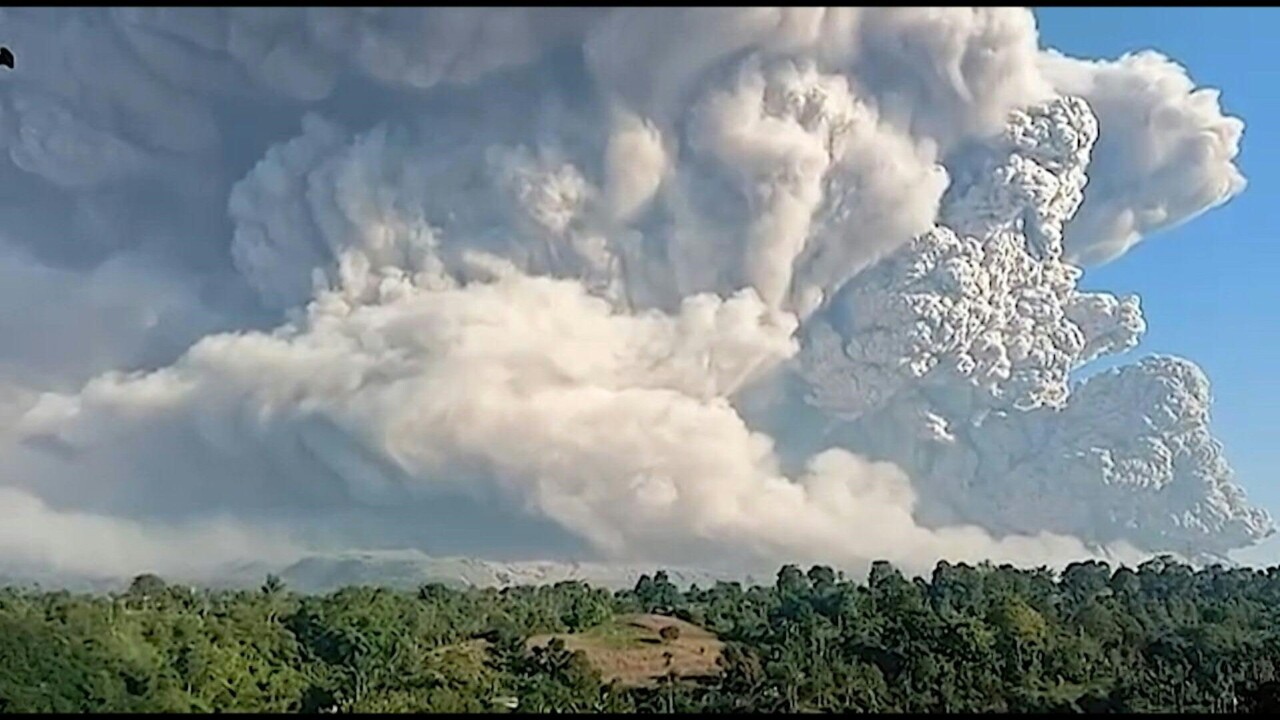 動画 インドネシア シナブン山が噴火 5000m上空に噴煙到達 写真1枚 国際ニュース Afpbb News