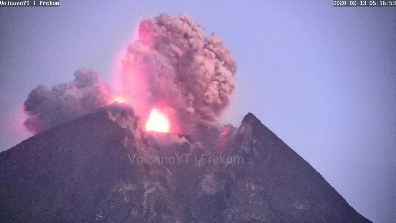 動画 インドネシア ムラピ山が噴火 溶岩流出 写真1枚 国際ニュース Afpbb News