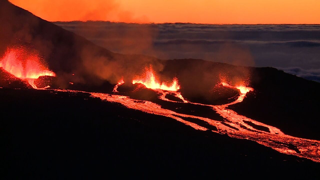 動画 フルネーズ火山で噴火活動を確認 仏領レユニオン島 写真1枚 国際ニュース Afpbb News