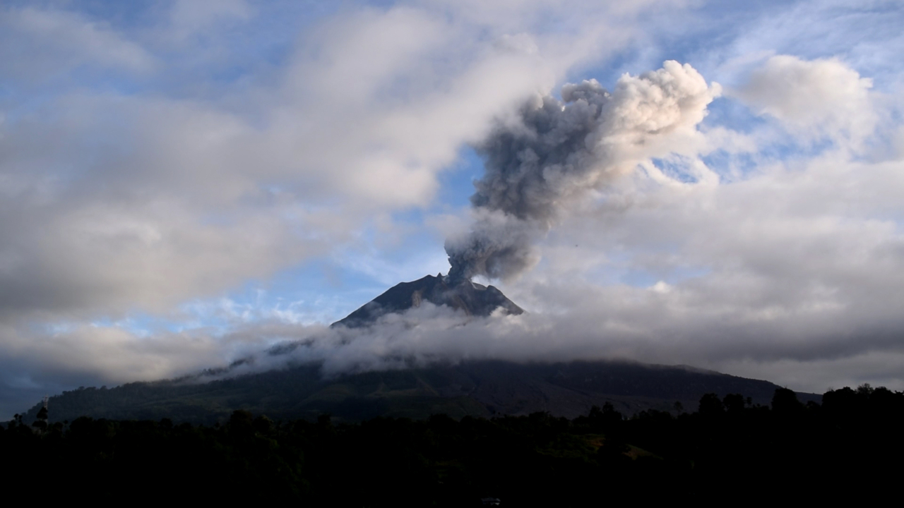 動画 インドネシアのシナブン山が噴火 人的被害なし 噴火時の映像 写真1枚 国際ニュース Afpbb News