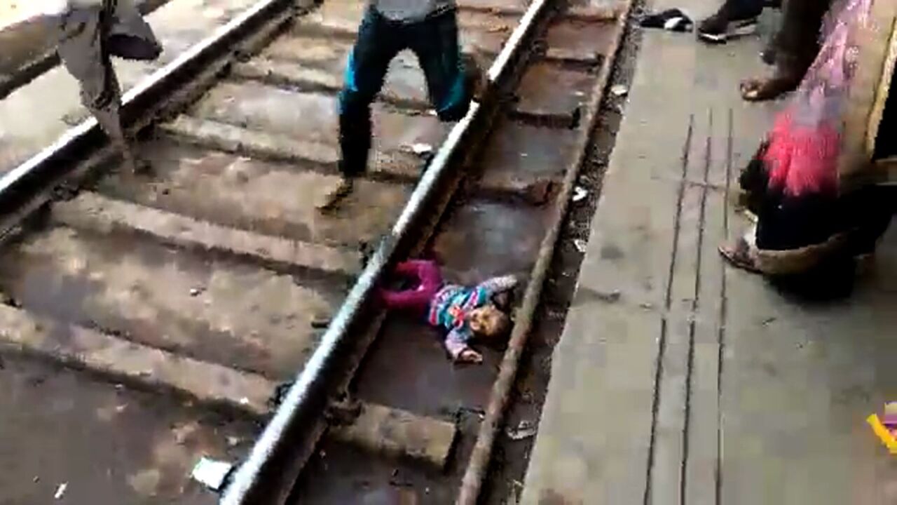 動画 1歳女児が線路に転落 列車が真上を通過 奇跡的に無傷 インド 写真1枚 国際ニュース Afpbb News