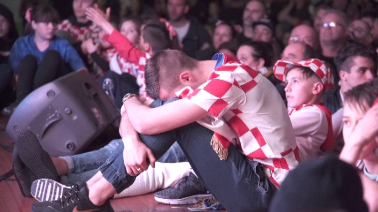 動画 悔しさと誇らしさの入り交じった準優勝 クロアチア国民は 英雄 を祝福 写真1枚 国際ニュース Afpbb News