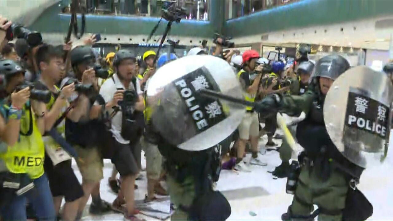 動画 香港のショッピングモールで警察とデモ隊が衝突 逮捕者多数 意識失った警官も 写真1枚 国際ニュース Afpbb News