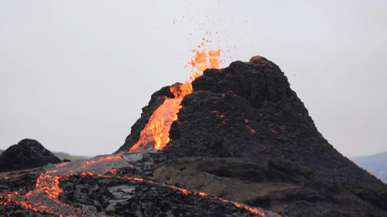 動画 アイスランドの火山噴火で大勢の見物客 ホットドッグ焼く人も 写真1枚 国際ニュース Afpbb News