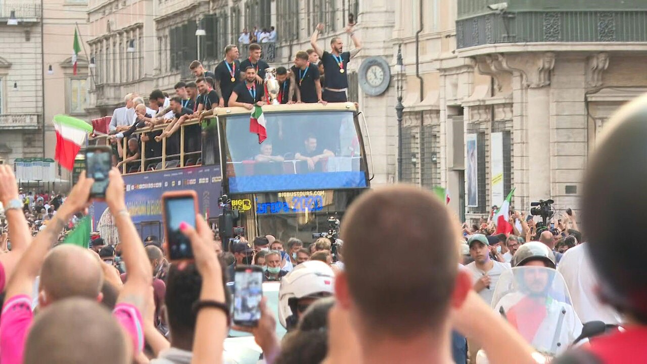 動画 欧州選手権制覇のイタリア代表が凱旋帰国 写真1枚 国際ニュース Afpbb News