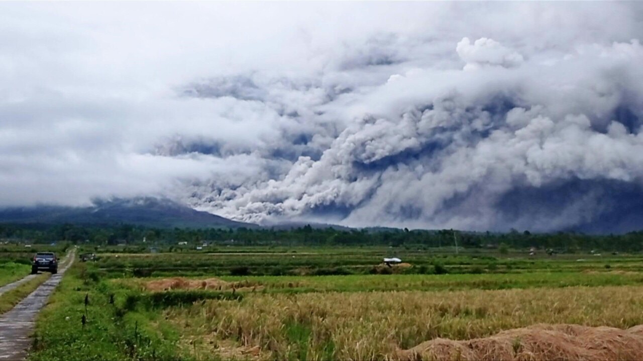 動画 ジャワ島東部スメル山が噴火 インドネシア 写真1枚 国際ニュース Afpbb News