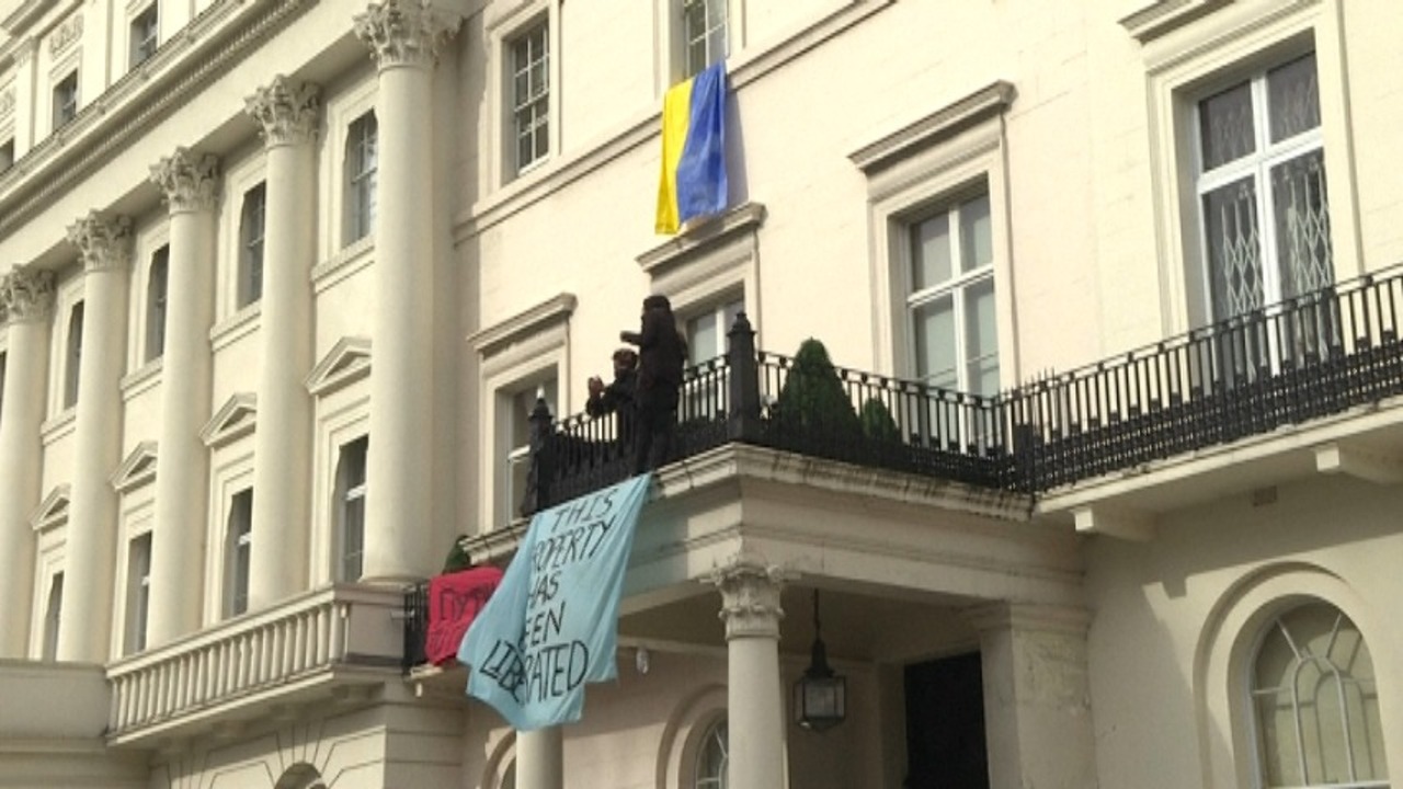動画 ロシア富豪の英邸宅 活動家が占拠 難民施設に 写真1枚 国際ニュース Afpbb News