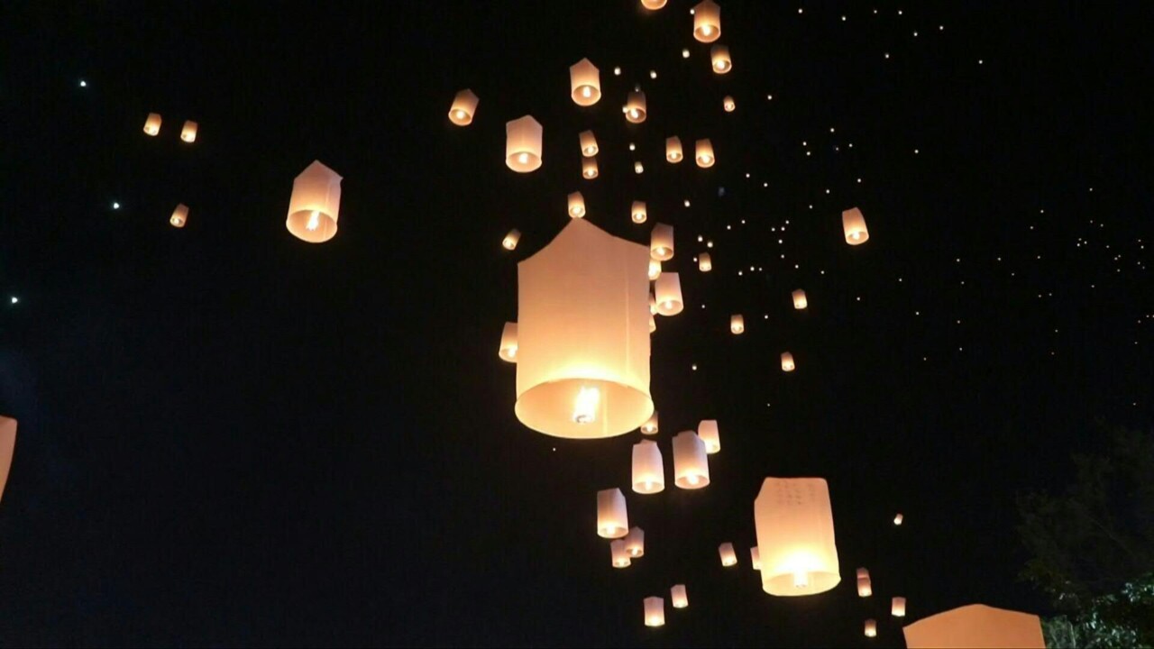 動画 夜空にランタンふわり タイでロイクラトン祭り開催 写真1枚 国際ニュース Afpbb News