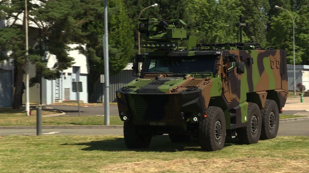 動画 フランス軍の新型多目的装甲車 グリフォン 1号車納入 写真1枚 国際ニュース Afpbb News
