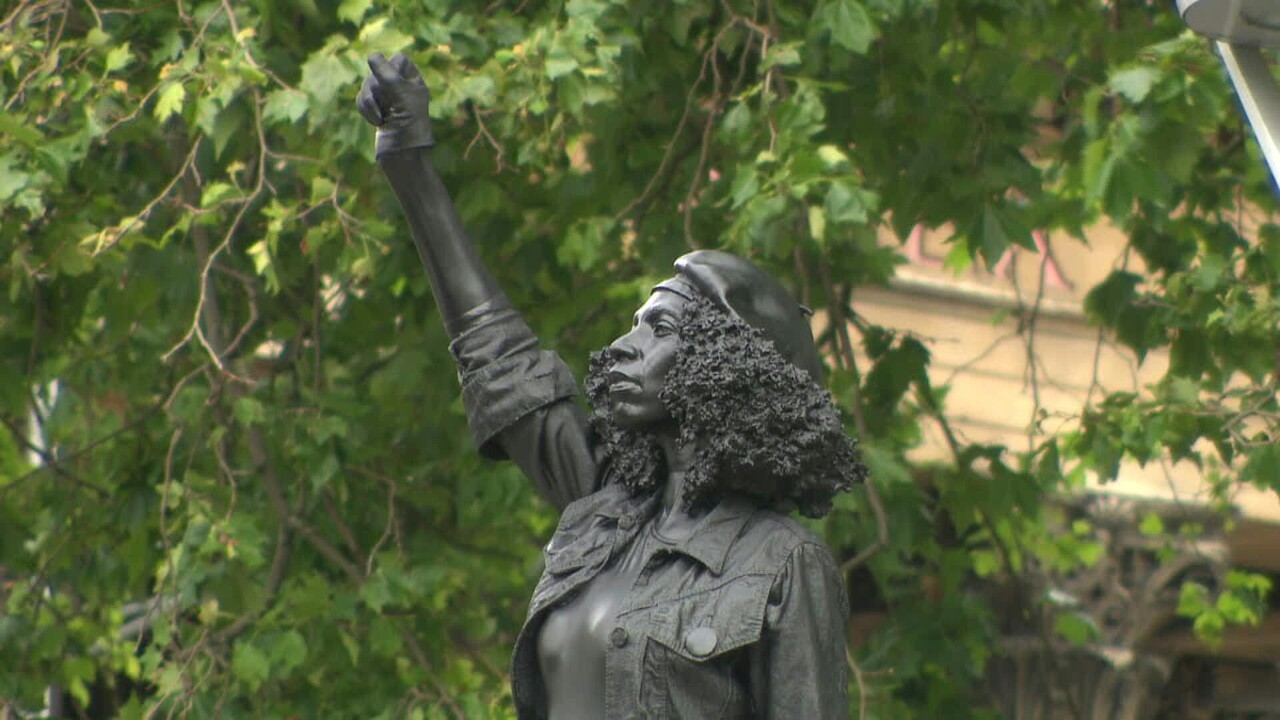 動画 抗議する黒人女性像 奴隷商像跡に設置 英ブリストル 写真1枚 国際ニュース Afpbb News