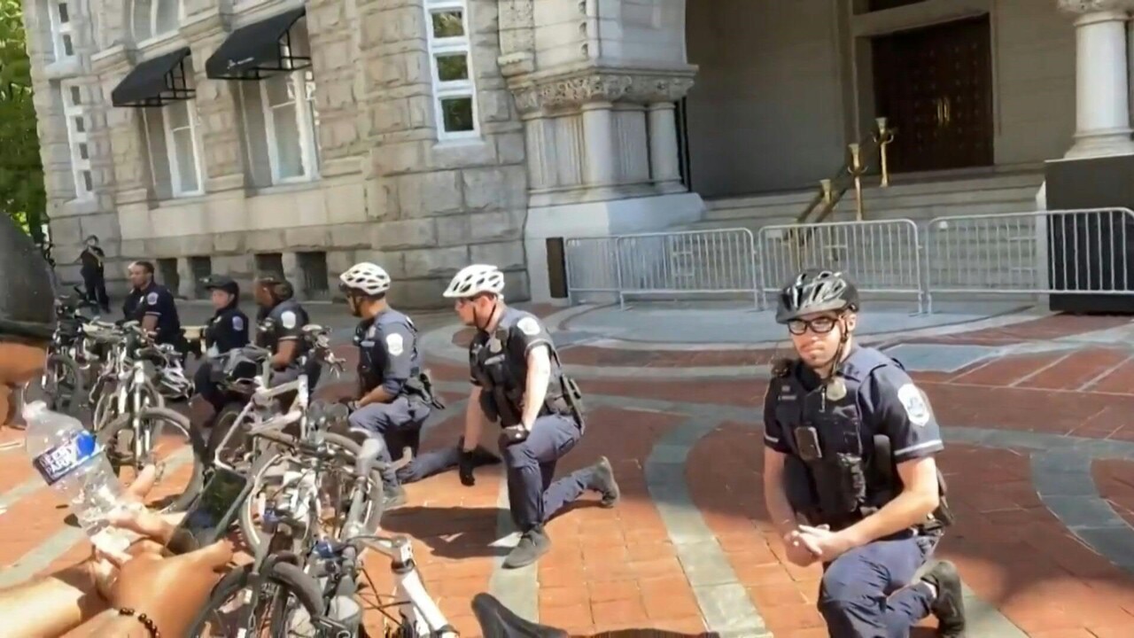 動画 トランプ氏所有のホテル前でひざまずく警察官ら 全米デモ激化 写真1枚 国際ニュース Afpbb News