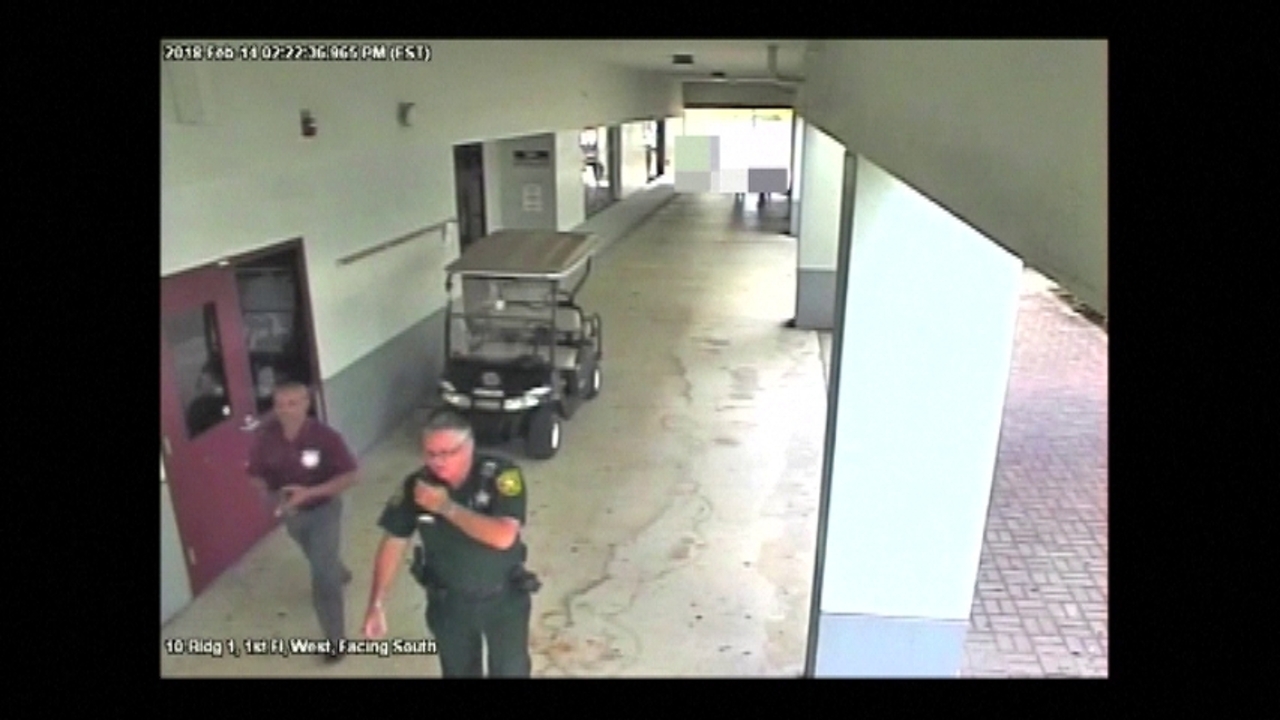 動画 米高校銃乱射 対応怠った元保安官 捉える映像公開 当局が主張 写真1枚 国際ニュース Afpbb News
